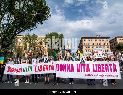 Rom, Italien, Italien. September 2023. Demonstration in Rom und in vielen anderen Städten in Italien und auf der ganzen Welt, am Jahrestag des Todes von Mahsa Amini, 22, die in einem Internierungslager im Iran von der Moralpolizei getötet wurde, weil sie den Schleier nicht richtig trug. (Bild: © Patrizia Cortellessa/Pacific Press via ZUMA Press Wire) NUR REDAKTIONELLE VERWENDUNG! Nicht für kommerzielle ZWECKE! Quelle: ZUMA Press, Inc./Alamy Live News Stockfoto