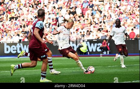 London, Großbritannien. September 2023. Erling Haaland aus Manchester City erzielt das dritte Tor seiner Mannschaft. Premier League Match, West Ham Utd gegen Manchester City im London Stadium, Queen Elizabeth Olympic Park in London am Samstag, den 16. September 2023. Dieses Bild darf nur zu redaktionellen Zwecken verwendet werden. Nur zur redaktionellen Verwendung Foto von Sandra Mailer/Andrew Orchard Sports Photography/Alamy Live News Credit: Andrew Orchard Sports Photography/Alamy Live News Stockfoto