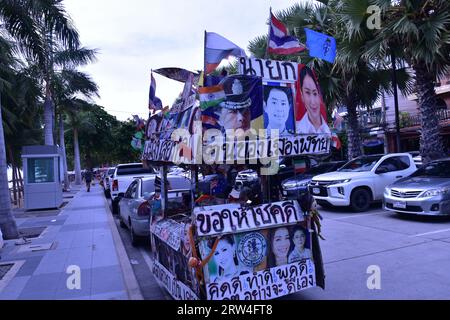 Pattaya, Thailand, Asien. September 2023. Ein mobiler Straßennahrungswagen, der von einem starken Unterstützer der Move-Forward-Partei mit Protestbildern und Flaggen verziert ist. Der Parteivorsitzende, Pita Limjaroenrat, gewann die meisten Sitze bei den Parlamentswahlen im Mai. Danach verlor er die Stimme im Senat und im Parlament, um Premierminister zu werden. Vor kurzem hat die Pheu-Thai-Koalition eine neue Regierung gebildet, nachdem auf höchster Ebene Vereinbarungen getroffen wurden. Die Demonstranten beabsichtigen, jeden Freitag in jeder Stadt Thailands zu einem Protesttag zu machen. Quelle: Terry Waller/Alamy Live News Stockfoto