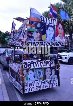 Pattaya, Thailand, Asien. September 2023. Ein mobiler Straßennahrungswagen, der von einem starken Unterstützer der Move-Forward-Partei mit Protestbildern und Flaggen verziert ist. Der Parteivorsitzende, Pita Limjaroenrat, gewann die meisten Sitze bei den Parlamentswahlen im Mai. Danach verlor er die Stimme im Senat und im Parlament, um Premierminister zu werden. Vor kurzem hat die Pheu-Thai-Koalition eine neue Regierung gebildet, nachdem auf höchster Ebene Vereinbarungen getroffen wurden. Die Demonstranten beabsichtigen, jeden Freitag in jeder Stadt Thailands zu einem Protesttag zu machen. Quelle: Terry Waller/Alamy Live News Stockfoto