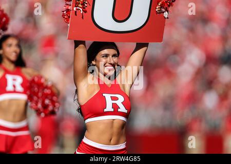 Piscataway, NJ, USA. September 2023. Ein Mitglied des Rutgers Cheer-Teams spielt für die Zuschauer während des NCAA-Fußballspiels zwischen den Virginia Tech Hokies und den Rutgers Scarlet Knights im SHI Stadium in Piscataway, NJ Mike Langish/CSM/Alamy Live News Stockfoto