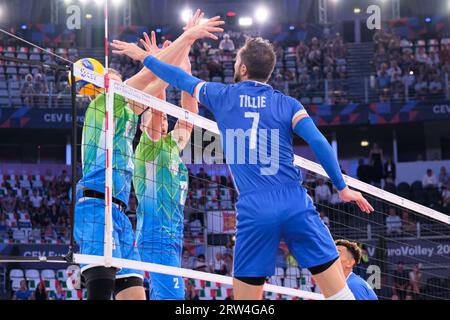 Rom, Italien. September 2023. Kévin Tillie aus Frankreich (R), Klemen Cebulj (L) und Alen Pajenk (C) aus Slowenien in Aktion während des Spiels zwischen Frankreich und Slowenien im Finale der Männer-Bronzemedaille der Eurovolley-Runde 2023. Die slowenische Nationalmannschaft gewinnt das Bronze-Medaillenspiel gegen Frankreich mit einem Ergebnis von 2-3 Credit: SOPA Images Limited/Alamy Live News Stockfoto