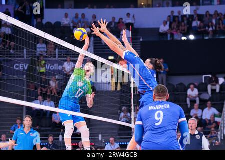 Rom, Italien. September 2023. Tine Urnaut aus Slowenien (L), Nicolas Le Goff (C) und Antoine Arthur Fabien Brizard (R) aus Frankreich im Spiel zwischen Frankreich und Slowenien im Finale der Eurovolley-Bronzemedaille der Männer 2023. Die slowenische Nationalmannschaft gewinnt das Bronze-Medaillenspiel gegen Frankreich mit einem Ergebnis von 2-3 Credit: SOPA Images Limited/Alamy Live News Stockfoto