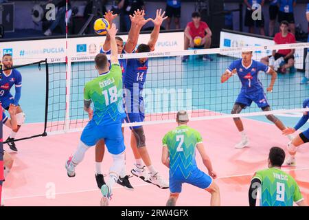 Rom, Italien. September 2023. Klemen Cebulj aus Slowenien (L), Stéphen Boyer (C) und Nicolas Le Gof (R) aus Frankreich in Aktion während des Spiels zwischen Frankreich und Slowenien im Finale der Männer-Bronzemedaille der Eurovolley-Runde 2023. Die slowenische Nationalmannschaft gewinnt das Bronzemedaillenspiel gegen Frankreich mit einem Ergebnis von 2-3 (Foto: Elena Vizzoca/SOPA Images/SIPA USA) Credit: SIPA USA/Alamy Live News Stockfoto