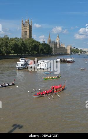 London, Großbritannien. September 2023. Ruderer in traditionellen Booten, die am Rennen des Great River teilnehmen, passieren die Houses of Parliament auf ihrer 21,6 km langen Reise von Millwall nach Richmond. Danksagung: Elfte Stunde Fotografie/Alamy Live News Stockfoto