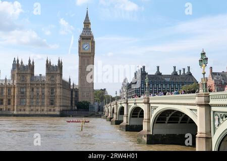 London, Großbritannien. September 2023. Ruderer in traditionellen Booten, die am Rennen des Great River teilnehmen, passieren die Houses of Parliament auf ihrer 21,6 km langen Reise von Millwall nach Richmond. Danksagung: Elfte Stunde Fotografie/Alamy Live News Stockfoto