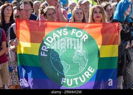 Zahlreiche Menschen versammelten sich am 15.09.2023 am Opernplatz in Frankfurt am Main vor der Alten Oper. Mit mehr als 200 Demonstrationen und Stockfoto