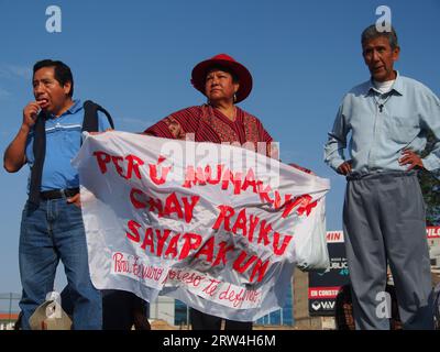 Lima, Peru. September 2023. "Peru, ich liebe dich, darum verteidige ich dich", geschrieben in Quechua, auf einem Banner zu lesen, als Tausende von Demonstranten erneut gegen die Regierung von Dina Boluarte und den peruanischen Kongress auf die Straße gingen, nachdem sie kürzlich versucht hatten, das nationale Juristenkomitee (JNJ) zu entlassen und die journalistische Berichterstattung über politische Demonstrationen zu verfolgen und zu kriminalisieren. Quelle: Fotoholica Press Agency/Alamy Live News Stockfoto