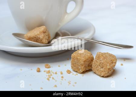 Espresso-Tasse mit Zuckerwürfel, braunem Zucker Stockfoto