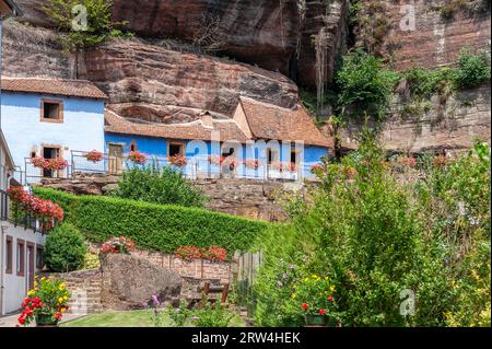 Historische Klippenhäuser, Maison des rochers, im Stadtteil Graufthal, Eschbourg, Elsass, Frankreich Stockfoto
