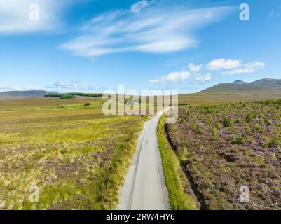 Luftaufnahme der einspurigen A836 zwischen Lairg und Altnaharra, die durch die dünn besiedelte Landschaft und das Hochmoor der führt Stockfoto