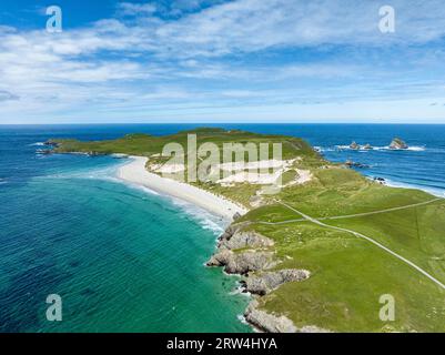 Luftaufnahme der Halbinsel Faraid Head mit Dünen und Sandstrand, Balnakeil, Durness, Highlands, Schottland, Vereinigtes Königreich Stockfoto