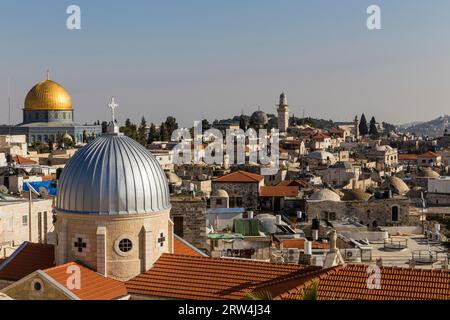 Altstadt von Jerusalem mit Felsdom und österreichischem Hospiz der Heiligen Familie, Israel, Altstadt von Jerusalem mit Felsdom und Kirche Stockfoto