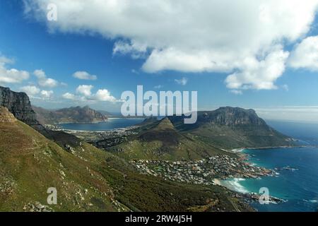 Luftaufnahme von Llandudno, einem Vorort von Kapstadt. Im Hintergrund befindet sich die Bucht von Hout Bay, ein weiterer Vorort von Kapstadt, Südafrika Stockfoto