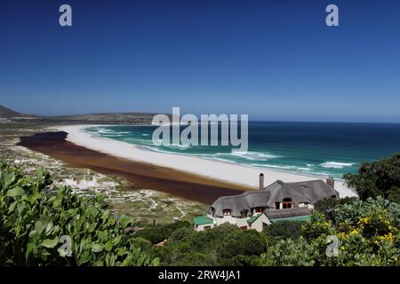 Blick auf den Strand von Noordhoek vom Chapmans Peak Drive auf der Kaphalbinsel in der Nähe von Kapstadt, Südafrika Stockfoto