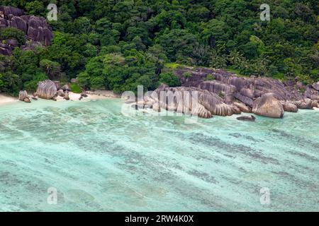 Luftaufnahme von Anse Source d'Argent auf La Digue, Seychellen Stockfoto