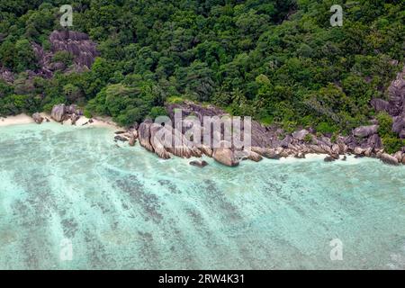 Luftaufnahme von Anse Source d'Argent auf La Digue, Seychellen Stockfoto