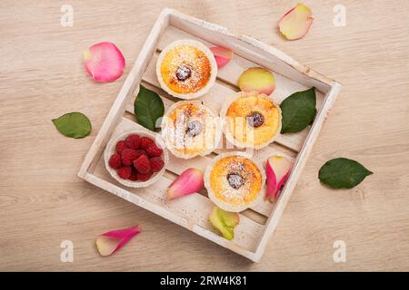 Käsekuchen-Muffins mit Himbeeren Stockfoto