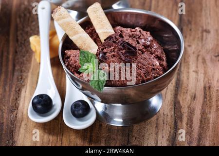 Schokoladenmousse mit Schokolade und Keksen Stockfoto