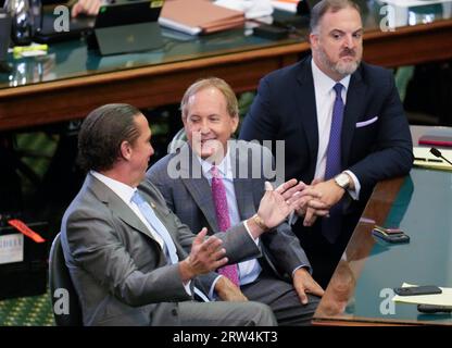 Austin, Texas, USA. September 2023. Texas Attorney General KEN PAXTON, Center, lächelt, während er mit seinen Anwälten TONY BUZBEE sitzt, verließ und MITCH KURZ vor der Aussage am 15. September 2023. Paxton wird als Texas Attorney General wiedereingesetzt, nachdem er am 16. September 2023 eine Amtsenthebungsabstimmung in 16 Fällen im Senat von Texas überlebt hat. Paxton nahm am letzten Tag der Studie nicht Teil. (Bild: © Bob Daemmrich/ZUMA Press Wire) NUR REDAKTIONELLE VERWENDUNG! Nicht für kommerzielle ZWECKE! Stockfoto