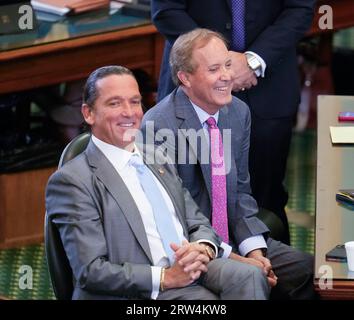 Austin, Texas, USA. September 2023. Texas Attorney General KEN PAXTON, richtig, lächelt, während er mit seinem Anwalt TONY BUZBEE sitzt und vor der Aussage am 15. September 2023. Paxton wird als Texas Attorney General wiedereingesetzt, nachdem er am 16. September 2023 eine Amtsenthebungsabstimmung in 16 Fällen im Senat von Texas überlebt hat. Paxton nahm am letzten Tag der Studie nicht Teil. (Bild: © Bob Daemmrich/ZUMA Press Wire) NUR REDAKTIONELLE VERWENDUNG! Nicht für kommerzielle ZWECKE! Stockfoto