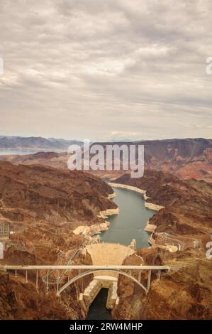 Hoover-Damm vom Hubschrauber in der Nähe von Las Vegas 2013 mit Brücke Stockfoto