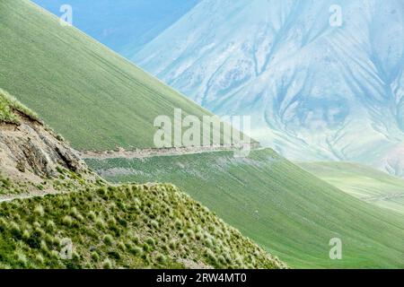 Wundervolle Straße in den majestätischen Tien Shan Bergen, Kirgisistan Stockfoto