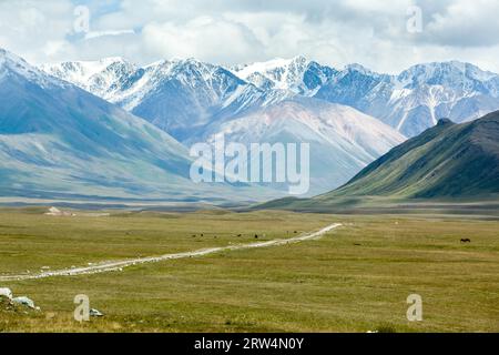 Unbefestigte Straße in den majestätischen Tien Shan Bergen, Kirgistan Stockfoto