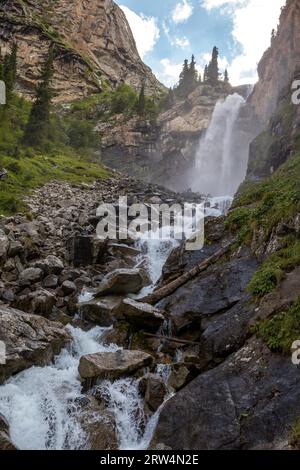 Majestätischer Wasserfall Barskoon in Kirgisistan, Tien Shan Berge Stockfoto