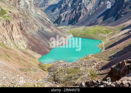 Majestätischer See in den Tien Shan Bergen, Kirgistan Stockfoto