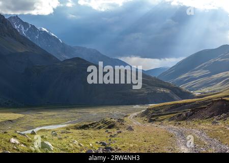 Wundervolle Landschaft der Bergstraße in Kirgisistan Stockfoto