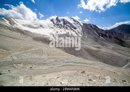 Serpentinstraße in den majestätischen Tien Shan Bergen. Kirgisistan Stockfoto