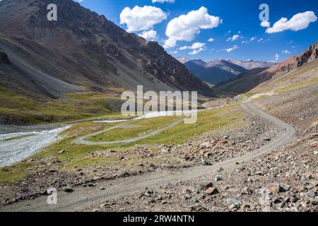 Wundervolle Bergstraße in Kirgisistan. Tien Shan Stockfoto