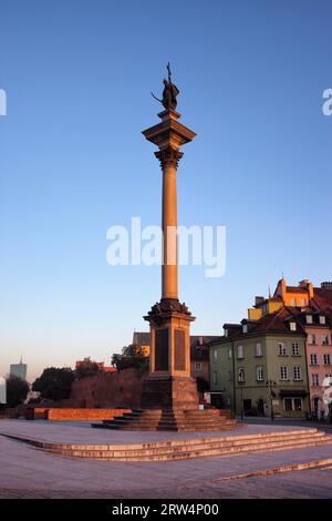 Sonnenaufgang bei König Sigismund III. Wasa (Polnisch: Kulumna Zygmunta) in der Altstadt von Warschau, Polen Stockfoto