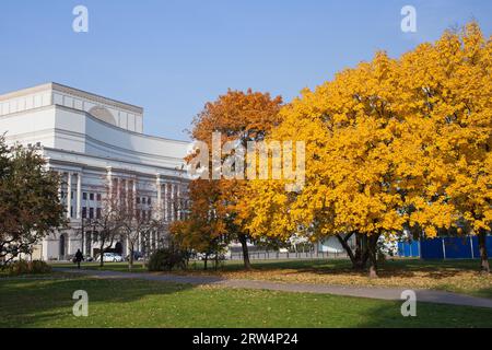 Der Sächsische Garten (Polnisch: Ogrod Saski) im Herbst und das große Theatergebäude im Hintergrund, Warschau, Polen Stockfoto