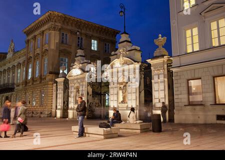 Haupteingang zur Universität Warschau (Polnisch: Uniwersytet Warszawski) in Polen bei Nacht Stockfoto