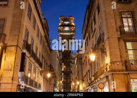 Santa Justa Lift (Portugiesisch: Elevador de Santa Justa) bei Nacht in Lissabon, Portugal. Berühmtes Wahrzeichen der Stadt, neogotische Architektur Stockfoto