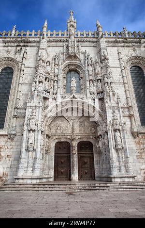 Südliches Portal im Manuelinstil zum Kloster Jeronimos in Lissabon, Portugal Stockfoto