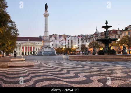 Rossio-Platz bei Tagesanbruch in Lissabon, Portugal mit barockem Brunnen, Dom Pedro IV.-Säule und Dona Maria II.-Nationaltheater Stockfoto