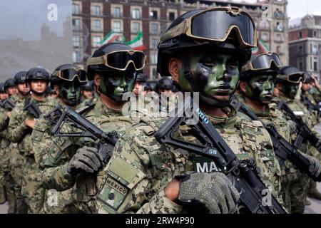 Mexiko-Stadt, Mexiko. September 2023. Bewaffnete und öffentliche Sicherheitskräfte nehmen an der Militärparade zum 213. Jahrestag der nationalen Unabhängigkeit im Zocalo in Mexiko-Stadt Teil. (Bild: © Luis Barron/Okularblatt über ZUMA Press Wire) NUR REDAKTIONELLE VERWENDUNG! Nicht für kommerzielle ZWECKE! Stockfoto