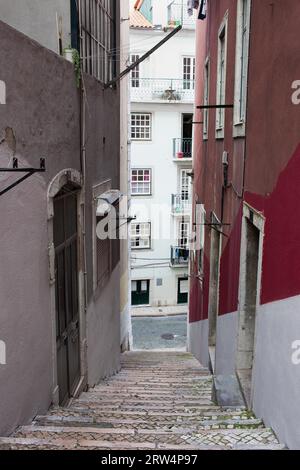 Häuser, Treppen und enge Gassen im Stadtteil Bairro Alto in Lissabon, Portugal Stockfoto