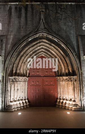 Gotisches Portal zur Carmo-Kirche und zum Kloster, beleuchtet bei Nacht in Lissabon, Portugal Stockfoto