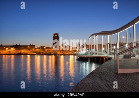 Rambla del Mar Holzpromenade über dem Port Vell in der Stadt Barcelona bei Nacht in Katalonien, Spanien Stockfoto