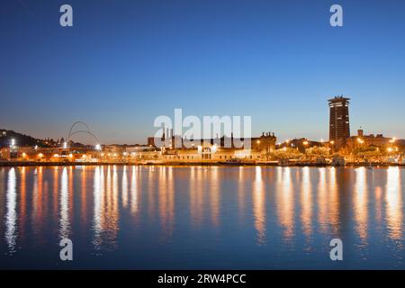 Blick auf den Hafen auf die Skyline von Barcelona bei Nacht in Katalonien, Spanien Stockfoto