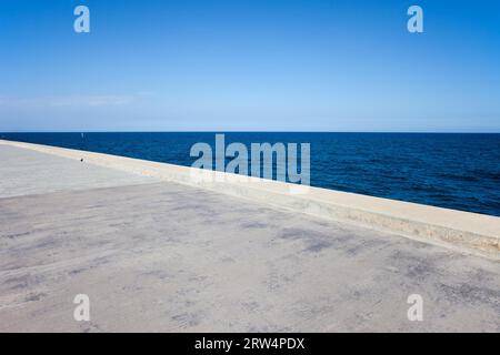 Hintergrund am Meer, breiter Betonpier am Meer Stockfoto