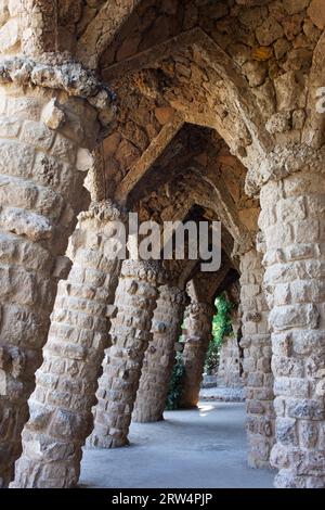 Carob's Viaduct von Antoni Gaudi im Park Güell, der wichtigsten Touristenattraktion in Barcelona, Katalonien, Spanien Stockfoto