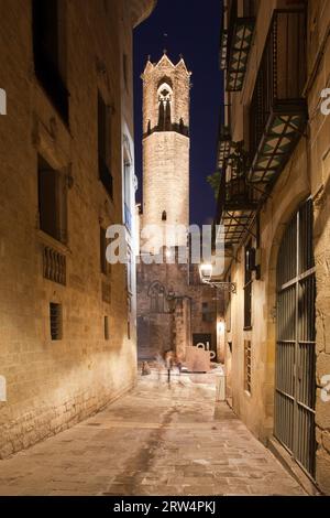 Glockenturm der Königlichen Kapelle von St. Agatha bei Nacht im gotischen Viertel (Barri Gotic) von Barcelona in Katalonien, Spanien Stockfoto