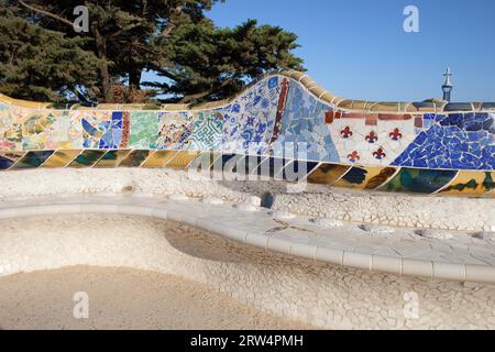 Serpentinenbank mit Trencadis-Mosaik im Park Güell von Antoni Gaudi in Barcelona, Katalonien, Spanien Stockfoto