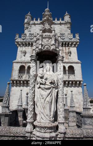 Statue von St.. Maria und Kind, Our Lady of Safe Homecoming im Belem Tower in Lissabon, Portugal Stockfoto