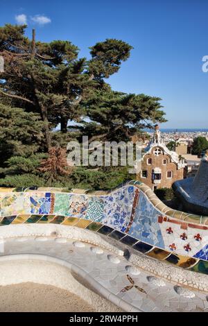 Serpentinenbank mit Trencadis-Mosaik im Park Güell von Antoni Gaudi in Barcelona, Katalonien, Spanien Stockfoto